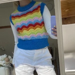 Flerfärgad stickad väst med vågmönster😍 - Superfin färgglad stickad väst i alla regnbågens färger som tyvärr inte kommer till användning längre🌈