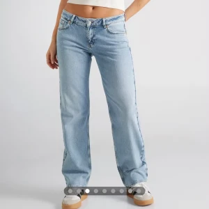 Ljusblå low wist jeans från Abrand - Säljer ett par ljusblå jeans från Abrand med wide leg och lågmidjade. Jeansen har klassisk fyraficksdesign, gylf med dragkedja och knapp. Tillverkade i återvunnen bomull för en vintagekänsla. Extremt populära jeans, skit snygga på😍 (nypris 1000kr) säljer då jag har för många av samma märke.