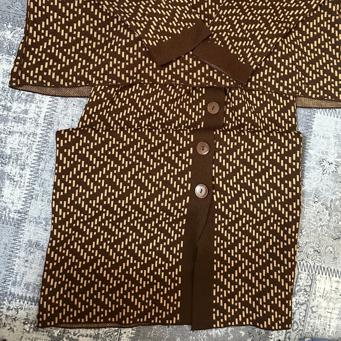 Brunmönstrad kofta med krage - 1