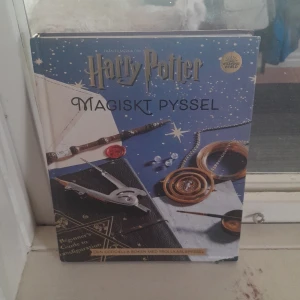Harry Potter: Magiskt pyssel - Upptäck en kreativ värld med Harry Potter-tema! Den här boken är fylld med magiska pysselprojekt, inspirerade av trollkarlsvärlden. Perfekt för dig som gillar att skapa egna saker och vill ta del av Hogwarts mystik hemma.