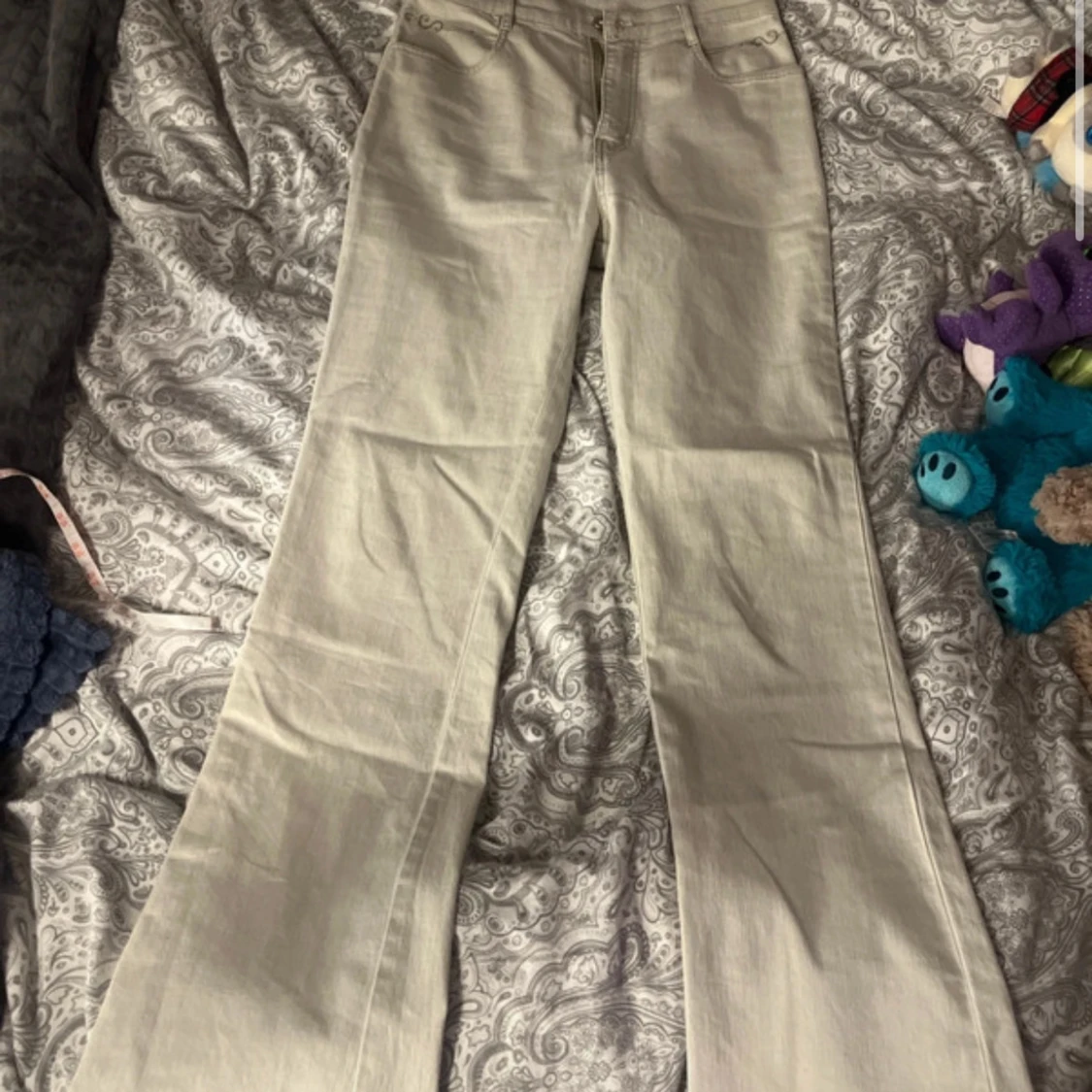 Beige/kräm vita bootcut byxor från Quine