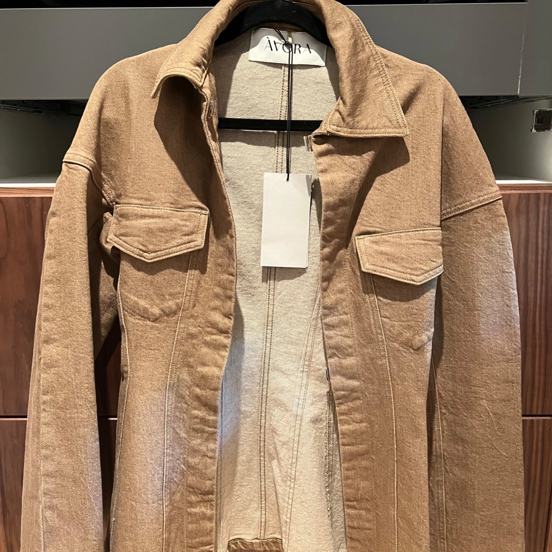 Beige jeansjacka från Avora - 1