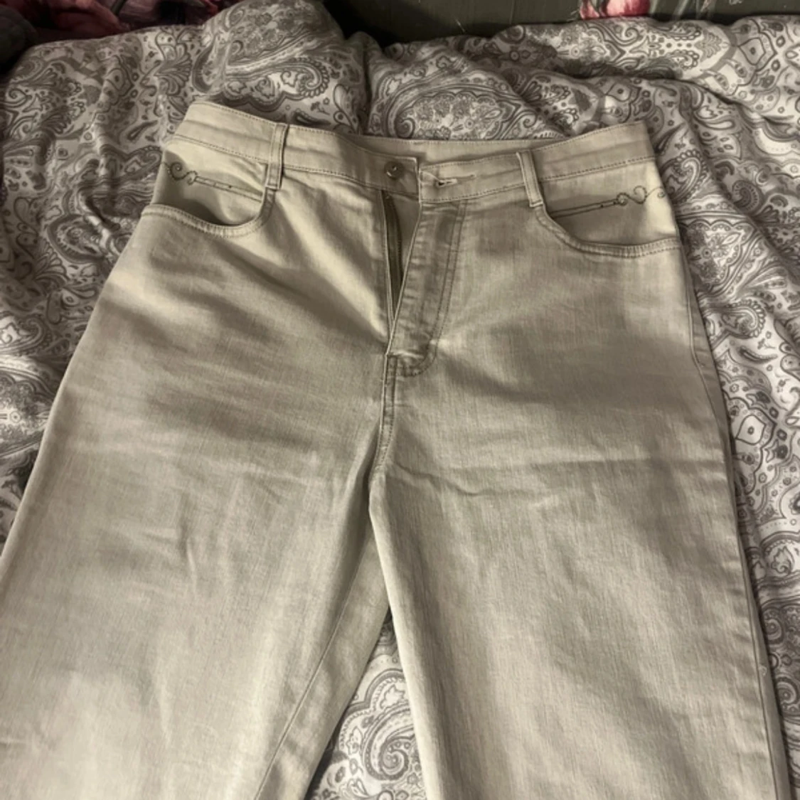 Beige/kräm vita bootcut byxor från Quine - 2