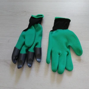 Gröna trädgårdshandskar med klor - Gröna trädgårdshandskar med svarta klor på fingertopparna, perfekta för att gräva och plantera i trädgården. Handskarna har svart mudd och är tillverkade i slitstarkt material som ger bra grepp och skydd för händerna. Klorna bra vid grävning, krattning och plantering
