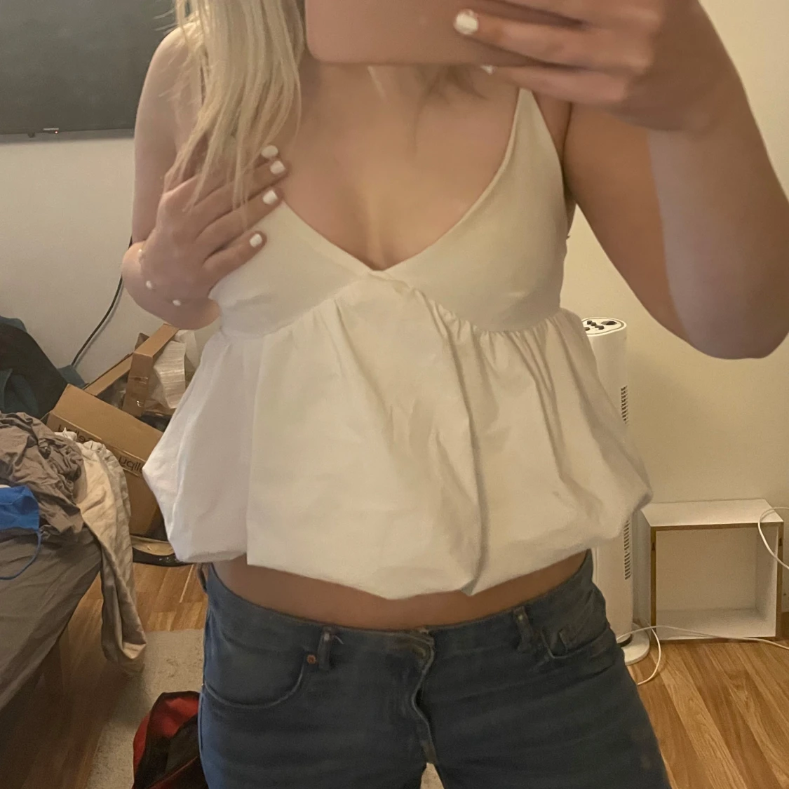 Vit croppad linnetopp med v-ringning