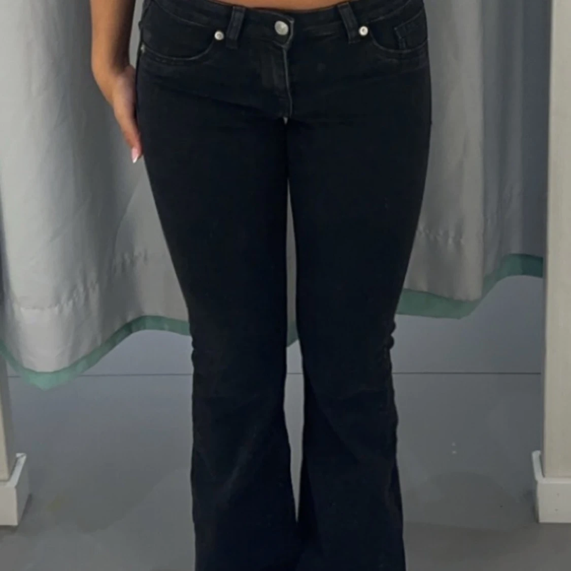 Svarta bootcut jeans från hm