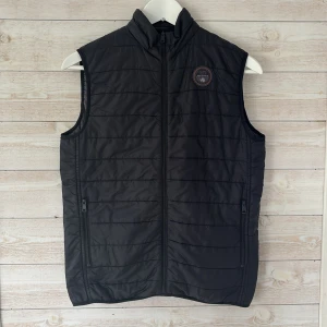 Napapijri väst!  - Napapijri väst i fint skick  | storlek: barn 162 | skrivit min fundering eller fråga😊// GC