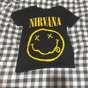 Svart Nirvana t-shirt med tryck - Slutade lyssna på Nirvana så nu säljer jag alla Nirvana relaterade kläder jag har.