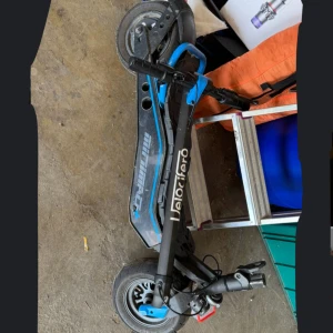 Elscooter - En elscooter som har gått sönder vid fästet mellan ståplattan och styret. Stödet har också knäckts. (9000 kr nypris)