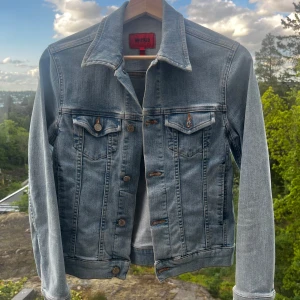Jeans Jacka - Cool denim jacka som används fåtal gånger och inga skador, säljer pga för liten💙