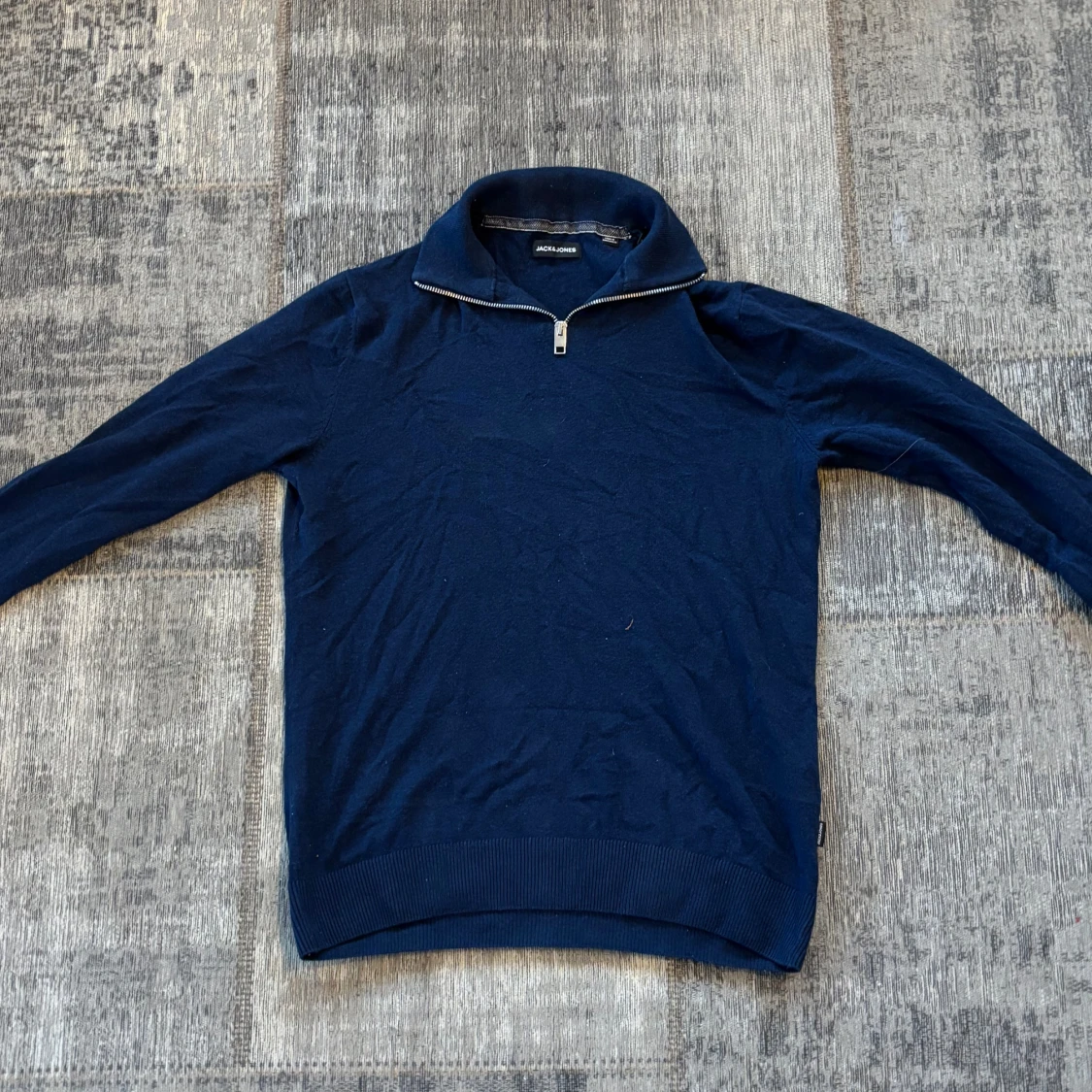 Mörkblå tröja med dragkedja från Jack & Jones