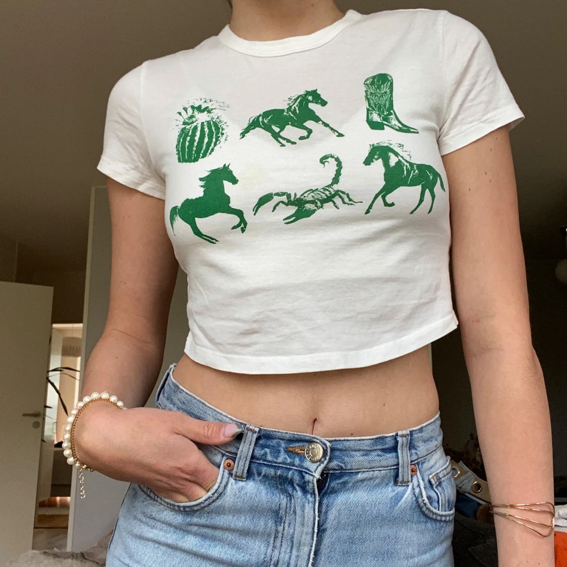 Vit croppad t-shirt med grönt westerntryck från Bershka