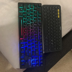 Logitech k380 tangentbord och gamining keyboard - Säljer mitt Logitech K380 – ett stilrent, smidigt och pålitligt tangentbord i mycket fint skick. Perfekt för dig som vill jobba trådlöst med dator, surfplatta eller mobil.  Funktioner: ✔️ Trådlös anslutning via Bluetooth ✔️ Koppla upp till 3 enheter samtidigt – växla enkelt med Easy-Switch ✔️ Kompatibelt med Windows, macOS, iOS, iPadOS, Android m.m. ✔️ Kompakt och lätt – idealiskt för både hemmakontoret och väskan ✔️ Tystlåten och bekväm skrivkänsla Ny pris 600- 700 kr beroende butik. Pris kan pratas