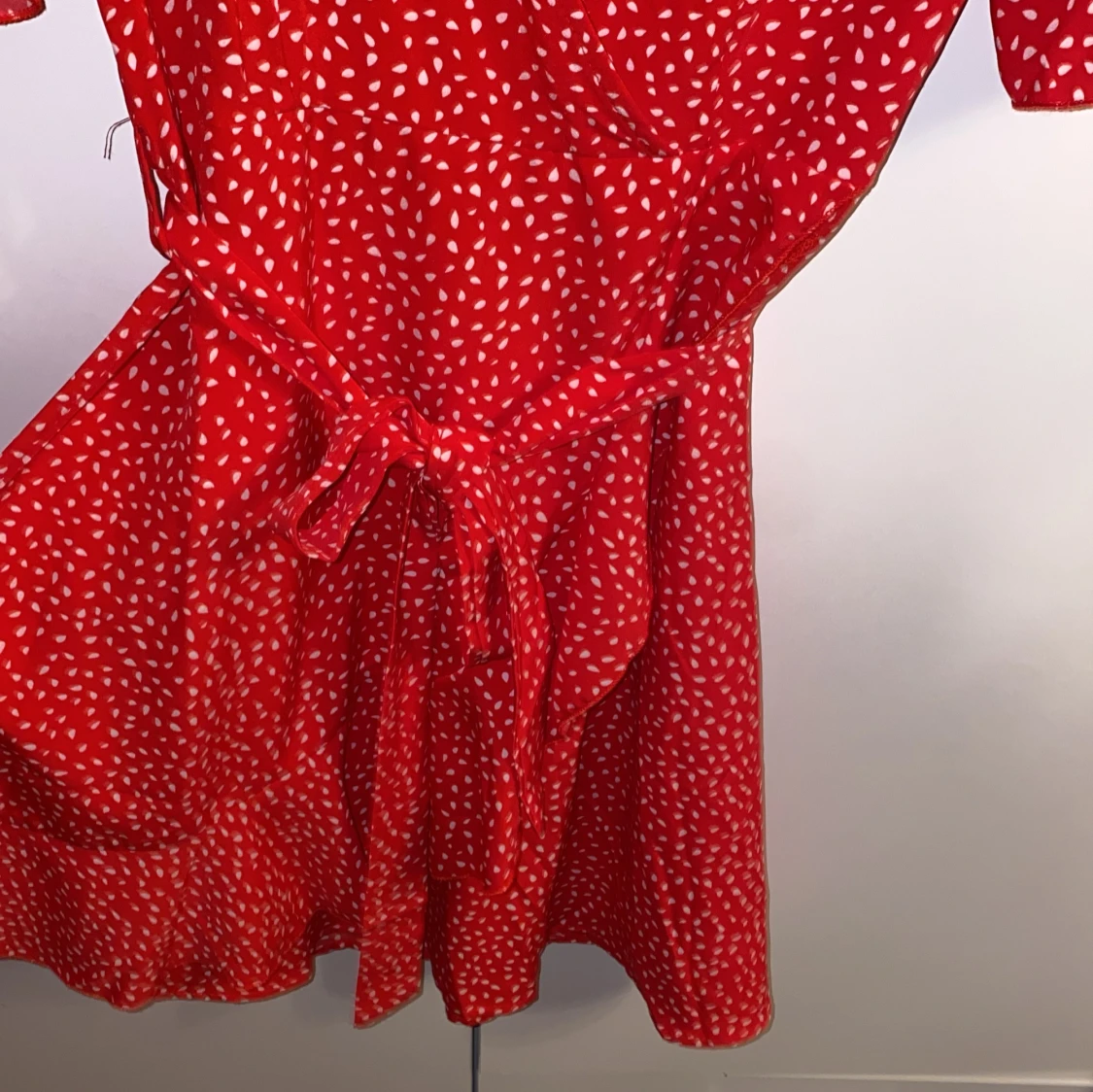 Röd omlottklänning med knyt från SHEIN - 2