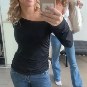 Svart långärmad topp asymmetrisk  - Säljer en svart långärmad topp som är asymmetrisk. Snygg och enkel modell som passar till mycket. Perfekt att styla med jeans eller kjol.