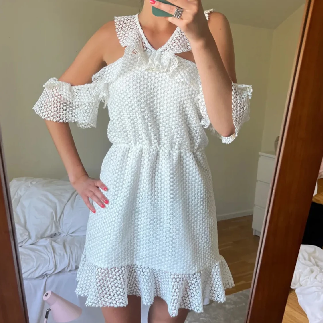 Vit klänning med volang och spetsdetaljer