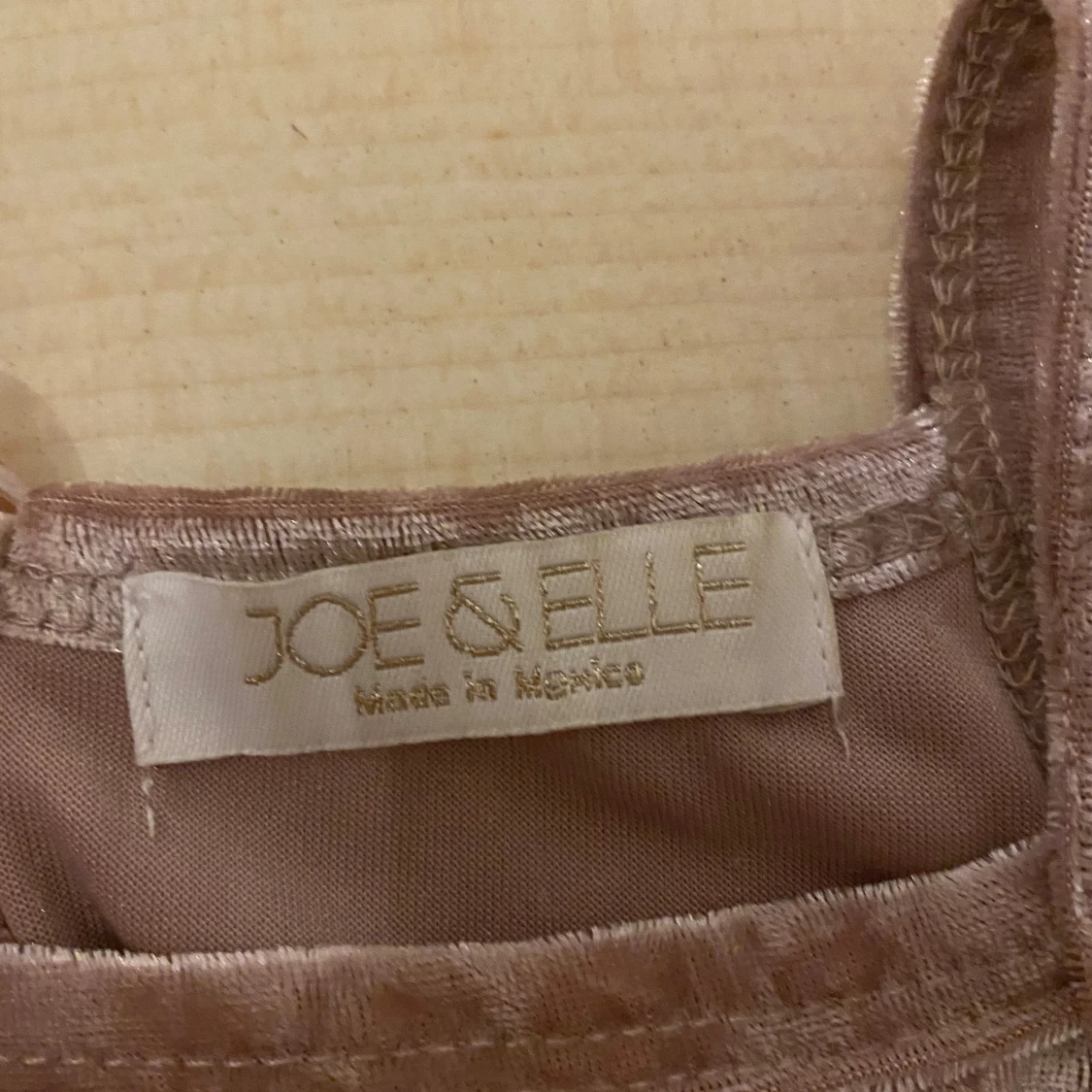 Champagnefärgad sammetsklänning från Joe & Elle - 2