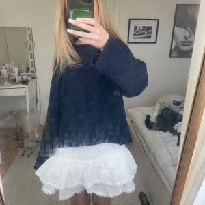 Vit volangkjol med spetsdetaljer - Supersöt vit kjol med volanger och spetskant. Kjolen har en dragkedja bak och är kort i modellen. Perfekt för dig som gillar en romantisk och feminin stil.