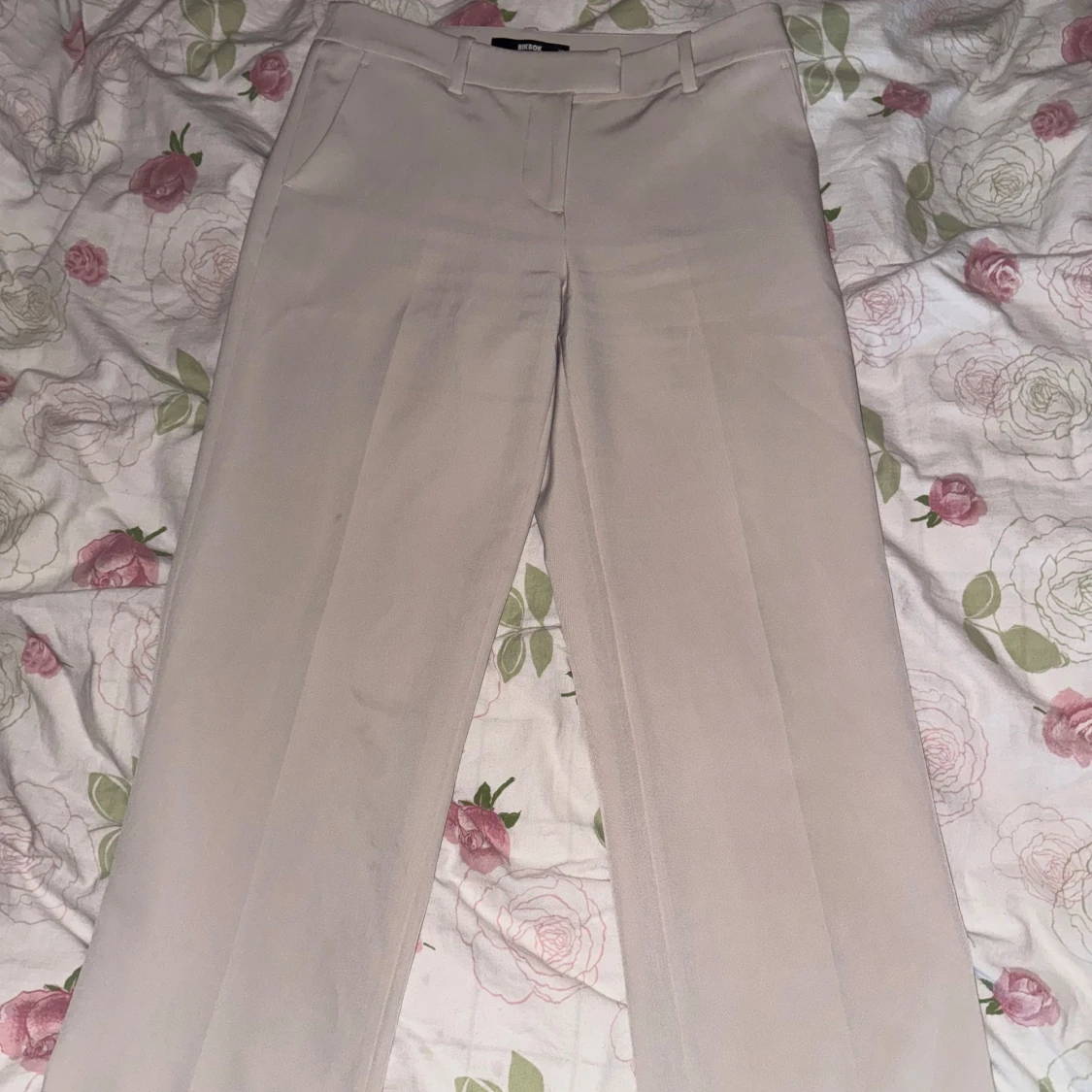 Beiga kostymbyxor med normal passform - 2