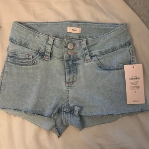 Nelly shorts - Detta är ett par Nelly shorts i storlek 34 som jag säljer på grund av att dem är för små för mig. Aldrig använda och prislappen är kvar💓skriv om du har mer frågor eller vill ha fler bilder. Nypris är 500kr