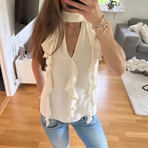 Helt ny blus från Zara - Såå snygg blus men som aldrig kommit till användning! 🥲Perfekt till sommaren eller fest med snygga volanger. 🙌 Köpt för 229kr på Zara, har sminkfläckar på insidan av kragen från när jag testat den men har intr tvättat bort eftersom jag inte vill ta bort prislappen (sista bild). 