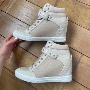 Isabel Marant - Säljer mina populära och jättefina skor ifrån Guess,då de inte kommer till användning. De set utt som Isabelmarant skor och har samma slags modell,altså höga. De är i hyfsat bra skick och går inte att köpa längre. Är vintege där av priset,hör gärna av er vid frågor 😊