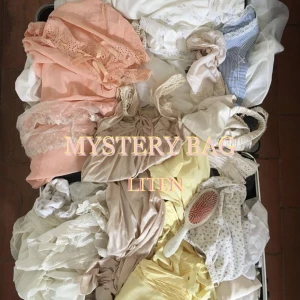 MYSTERY BAG - Jag säljer Mystery Bags i tre storlekar, där innehållet varierar beroende på vilken du väljer: liten (49 kr), mellan (99 kr) och stor (199 kr). Varje påse är unikt sammansatt och kan innehålla allt från trendiga plagg till vintagefynd. Vill du påverka innehållet lite? Skicka gärna ett meddelande med exempel på vad du gillar, som till exempel low waist-jean, eller stockholstil Observera att det inte går att välja exakt vad som ingår – men jag anpassar innehållet så gott det går efter din stil 
