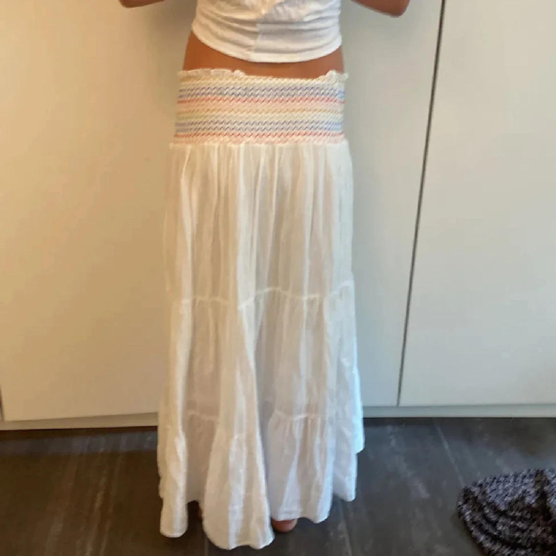 Vit långkjol med smock i midjan - 1