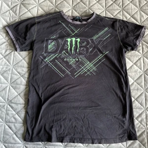 Svart t-shirt med Monster tryck  - Svart t-shirt från Kingsport med Monster Energy tryck.
