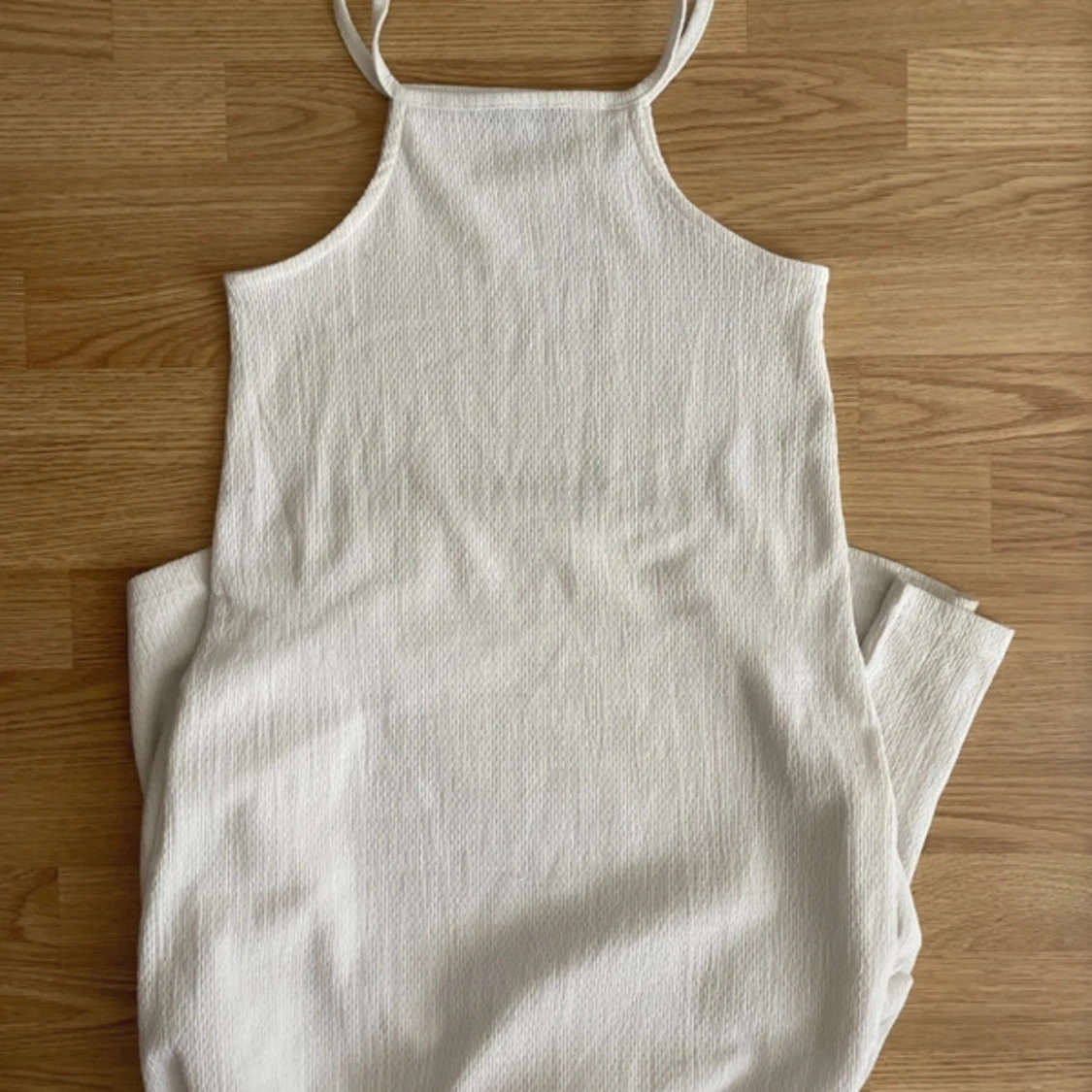 Vit långklänning med smala axelband - 1