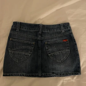 jeanskjol från only - skit snygg jeanskjol från only m vita detaljer.