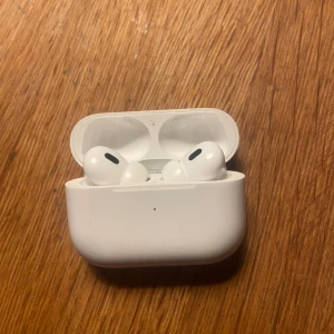 Äkta AirPods-pro  - Säljer mina nya AirPods-PRO som jag köpte för 2850. Hörlurarna är väldigt behagliga för öronen eftersom det sitter en gimmibit på toppen. De har även brusreducering och transparens vilket kan vara skönt om man sitter på tåg/buss.