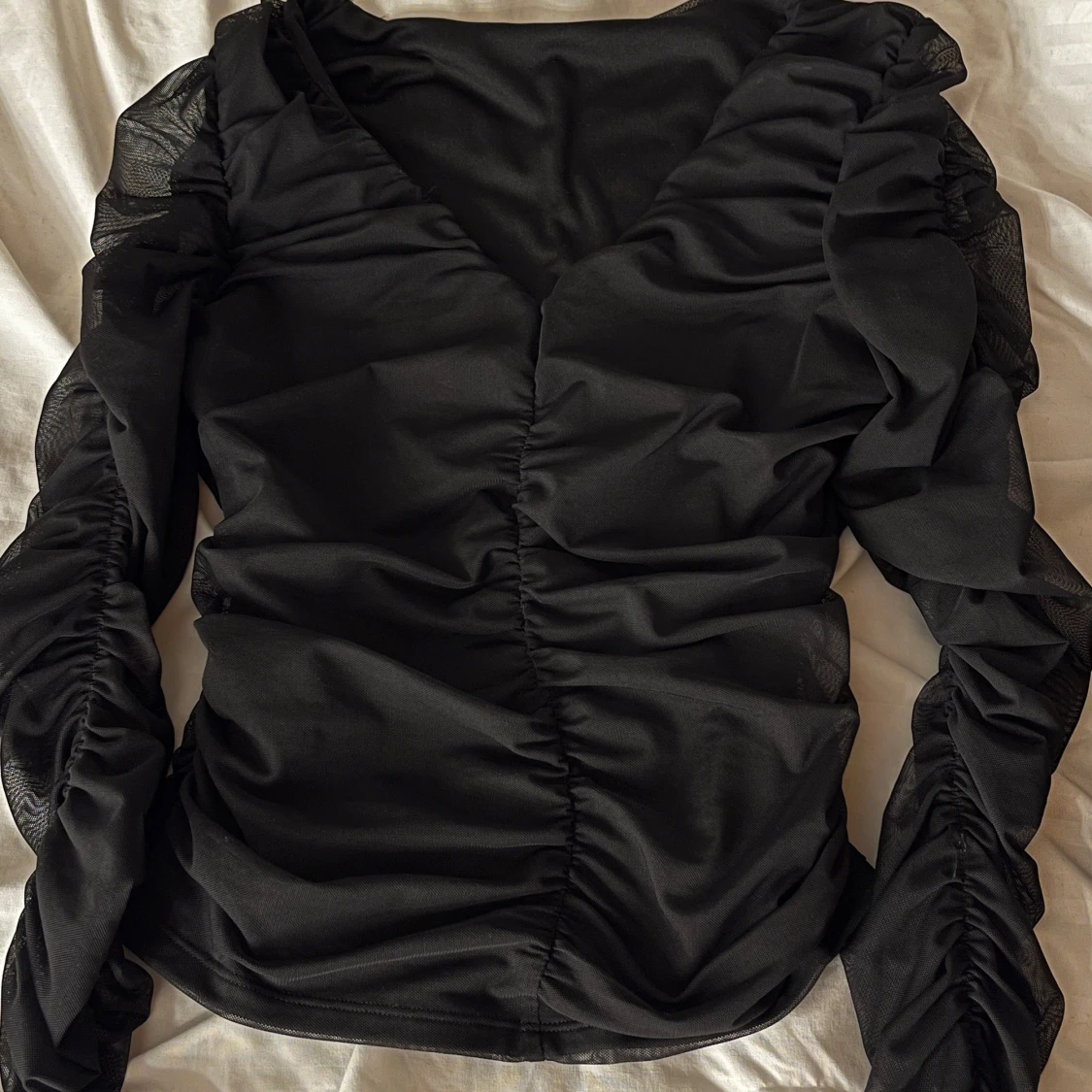 Svart mesh topp med rynkade ärmar - 3