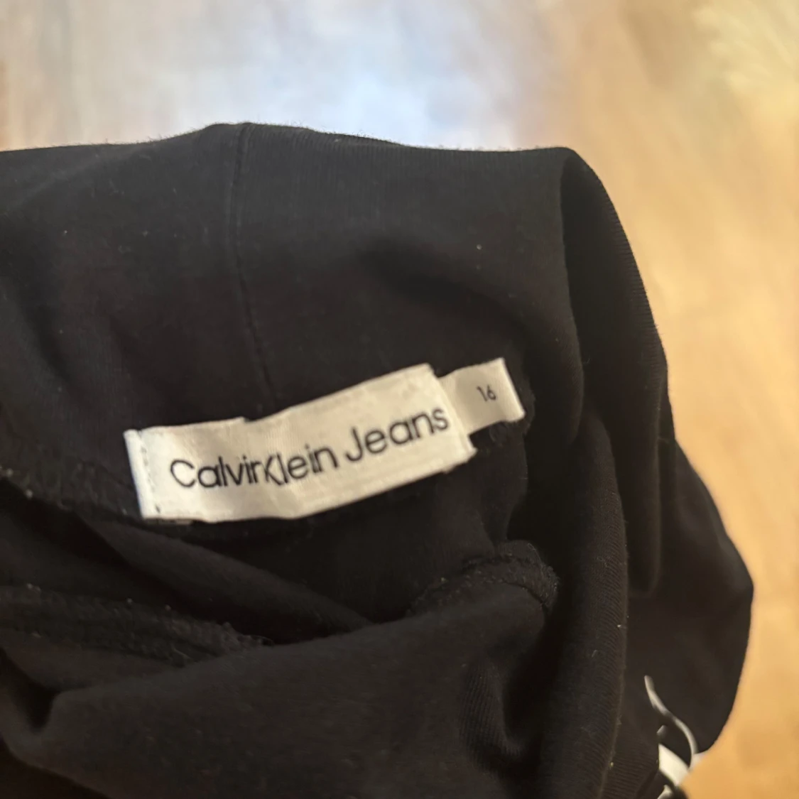 Svart långärmad klänning med polokrage från Calvin Klein Jeans - 2