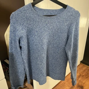 Vero Moda Stickad Tröja Marinblå - Säljer min virala ”VMDOFFY PULLOVER” stickad tröja! ⭐️⭐️ SELLING OUT FAST! 🔥  LITEN I STORLEKEN enligt dem. Nyköpt för 300 kr 💕 Inget som knotter på utan superfint skick! Denna färg på deras tröjor finns ej kvar nu.