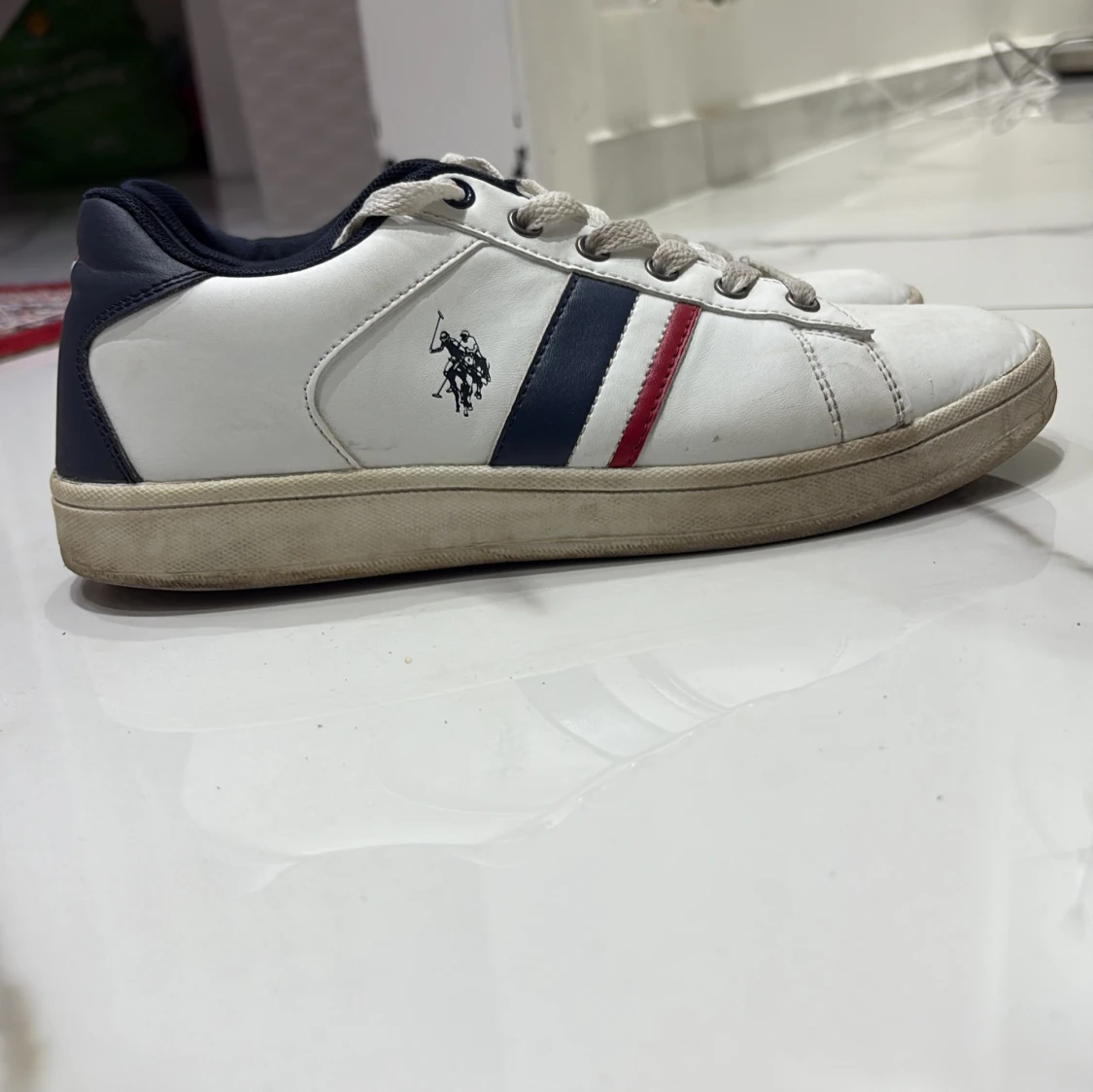 Tre par sneakers i olika stilar - 2