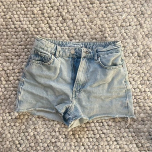  jeansshorts  -  ljusblå jeansshorts i jättebra skick 