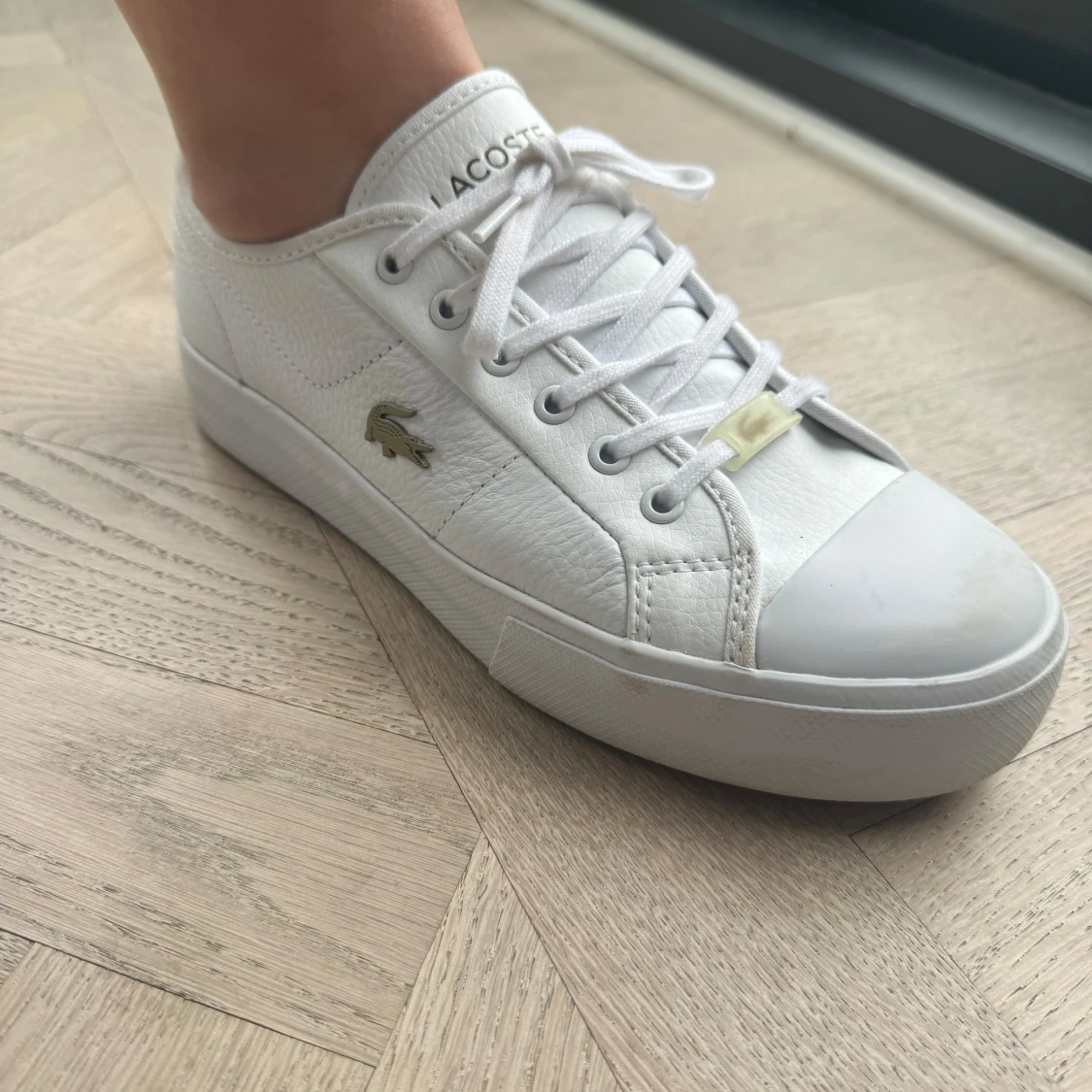Vita sneakers från Lacoste - 2