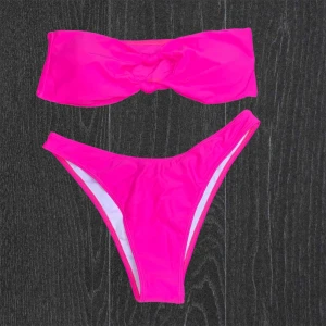 Rosa bandeau bikini - Säljer en skrikrosa bandeau bikini från SHEIN. Överdelen är axelbandslös med twistad detalj framtil. Helt ny och aldrig använd. Gren skyddet är kvar.  (3) 