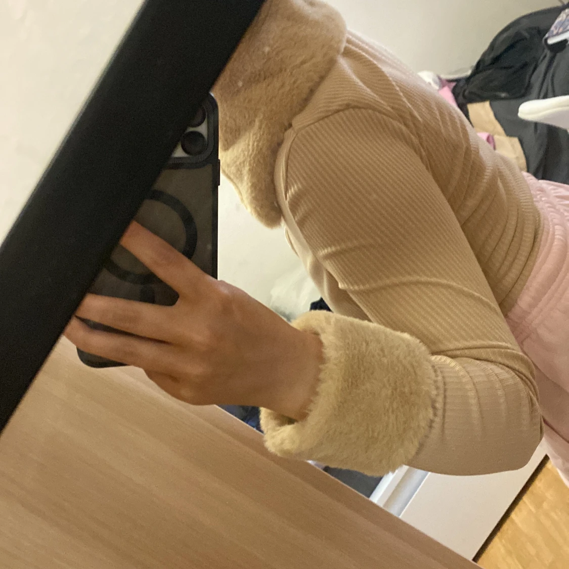 Beige ribbad kofta med fuskpälsdetaljer - 1