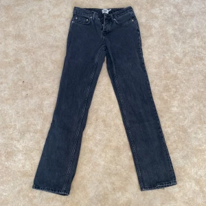 Svarta jeansbyxor från 157 - Säljer ett par svarta jeansbyxor från 157 storlek xss. Säljer dom på grund av att dom var lite för stora och långa för mig ❤️