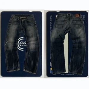 Tommy Hillfiger Jeans mörkblå - Säljer ett par jeans från Tommy hillfiger, de är w32 l32, asfet och vintage tvätt och välanvända, kom gärna i dm med frågor och tankar🙏