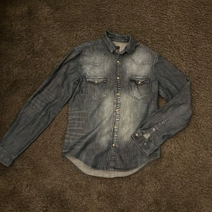 Jeansskjorta slimfit  - Riktigt fet jeansskjorta som är slimfit. Väldigt bra passform och passar perfekt nu till sommaren. Storlek M men sitter som S 