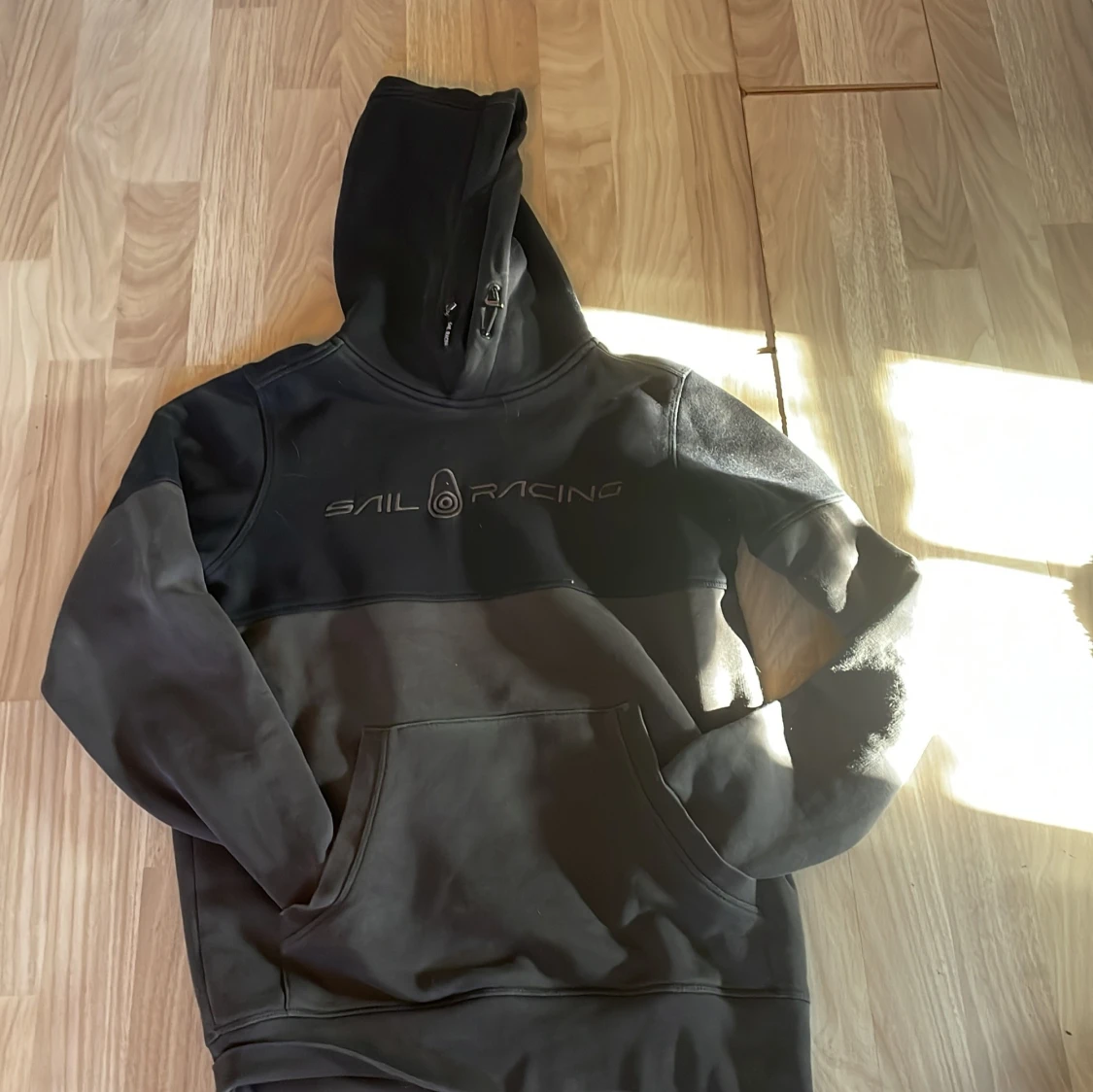 Svart hoodie från Sail Racing - 1