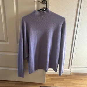Ljuslila stickad polotröja från Gina Tricot - Supermjuk och mysig ljuslila stickad polotröja från Gina Tricot. Tröjan har hög krage och långa ärmar, perfekt för kyliga dagar. Enkel och stilren design som passar till många outfits. Storlek L💞 säljer för det inte är min stil längre och den är för stor💞skriv om ni har frågor/ för fler bilder🫶🏻