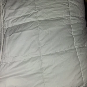 Tyngdtäcke  från Harmona - Säljer ett vitt tyngdtäcke  som väger 11kg endast uppackad för kolla , men för tungt för mig , billigare vid snabb affär .