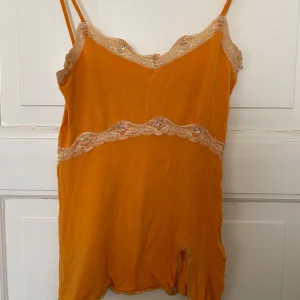Orange topp med spetsdetaljer - Garderobsrensning pågår! 👗 Shoppa loss bland en massa fina plagg. Kika in på min sida, så kanske du hittar något mer du gillar!  Har du frågor om ett plagg? Tveka inte att höra av dig!  (OBS: Kan tyvärr inte ta bilder med plaggen på.)