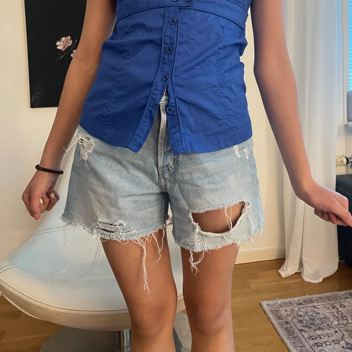 Ljusblå jeansshorts med stjärndetalj