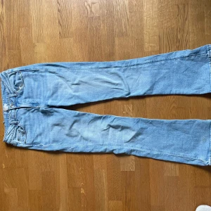 Ljusblå jeansbyxor från Gina Tricot - Säljer ett par ljusblå bootcutjeans från gina tricot i storlek 158. Byxorna har fem fickor, raka ben och normal passform. 
