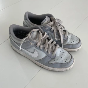 Gråa Nike Dunks - Gråa dunks som är perfekta till våren/sommaren. Lite smutsiga men går enkelt att fixa med lite kärlek. Är för små för mig. Går att pruta.